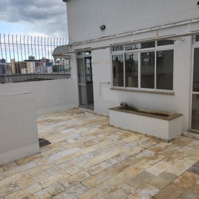 Cobertura com 144m², 3 quartos, 1 suíte, 2 garagens, no bairro Canto em Florianópolis