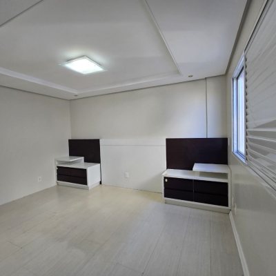 Cobertura com 197m², 2 quartos, 1 suíte, 2 garagens, no bairro Centro em Florianópolis