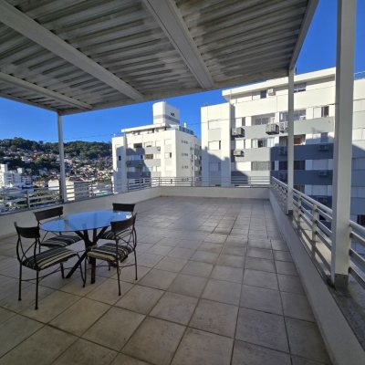 Cobertura com 197m², 2 quartos, 1 suíte, 2 garagens, no bairro Centro em Florianópolis