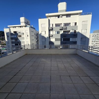 Cobertura com 197m², 2 quartos, 1 suíte, 2 garagens, no bairro Centro em Florianópolis