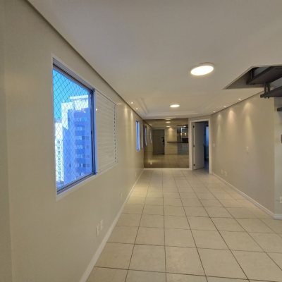 Cobertura com 197m², 2 quartos, 1 suíte, 2 garagens, no bairro Centro em Florianópolis