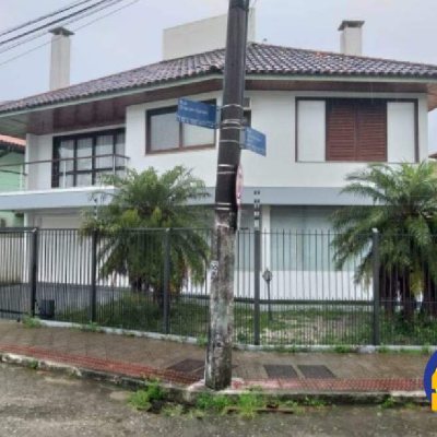 Casa Residencial com 227m², 4 quartos, 1 suíte, 2 garagens, no bairro Lagoa Da Conceição em Florianópolis