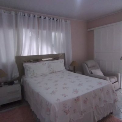 Casa Residencial com 161m², 4 quartos, 2 garagens, no bairro Monte Verde em Florianópolis