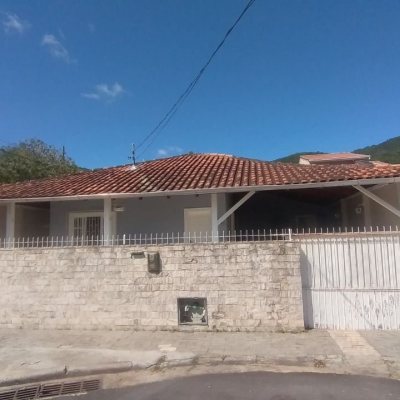 Casa Residencial com 161m², 4 quartos, 2 garagens, no bairro Monte Verde em Florianópolis