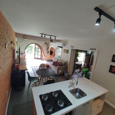 Casa em Condomínio com 73m², 2 quartos, 1 suíte, 1 garagem, no bairro Praia Brava em Florianópolis