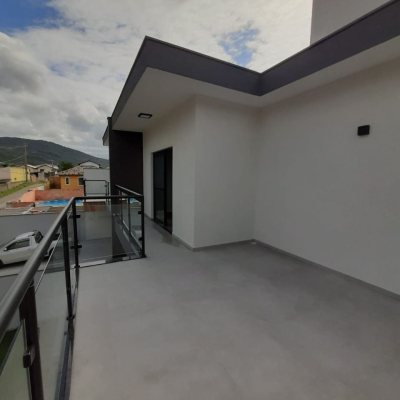 Casa Residencial com 174m², 3 quartos, 1 suíte, 2 garagens, no bairro Ingleses do Rio Vermelho em Florianópolis