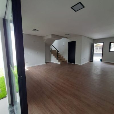 Casa Residencial com 174m², 3 quartos, 1 suíte, 2 garagens, no bairro Ingleses do Rio Vermelho em Florianópolis