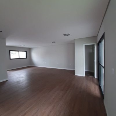 Casa Residencial com 174m², 3 quartos, 1 suíte, 2 garagens, no bairro Ingleses do Rio Vermelho em Florianópolis