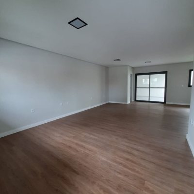 Casa Residencial com 174m², 3 quartos, 1 suíte, 2 garagens, no bairro Ingleses do Rio Vermelho em Florianópolis