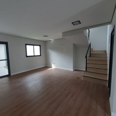 Casa Residencial com 174m², 3 quartos, 1 suíte, 2 garagens, no bairro Ingleses do Rio Vermelho em Florianópolis