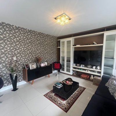 Casa Residencial com 217m², 3 quartos, 1 suíte, 4 garagens, no bairro Parque São Jorge em Florianópolis