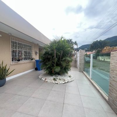 Casa Residencial com 217m², 3 quartos, 1 suíte, 4 garagens, no bairro Parque São Jorge em Florianópolis