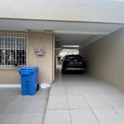 Casa Residencial com 217m², 3 quartos, 1 suíte, 4 garagens, no bairro Parque São Jorge em Florianópolis