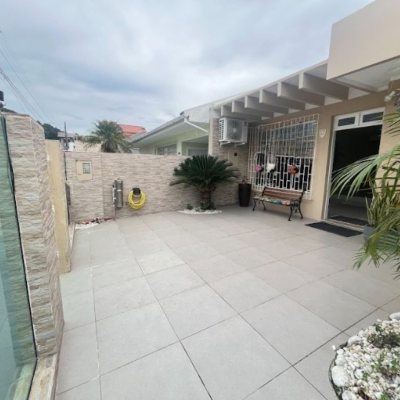 Casa Residencial com 217m², 3 quartos, 1 suíte, 4 garagens, no bairro Parque São Jorge em Florianópolis