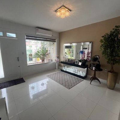 Casa Residencial com 217m², 3 quartos, 1 suíte, 4 garagens, no bairro Parque São Jorge em Florianópolis