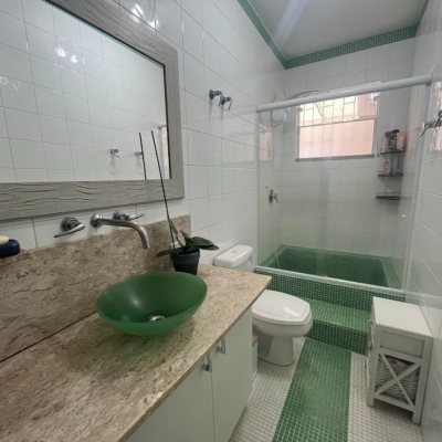 Casa Residencial com 217m², 3 quartos, 1 suíte, 4 garagens, no bairro Parque São Jorge em Florianópolis