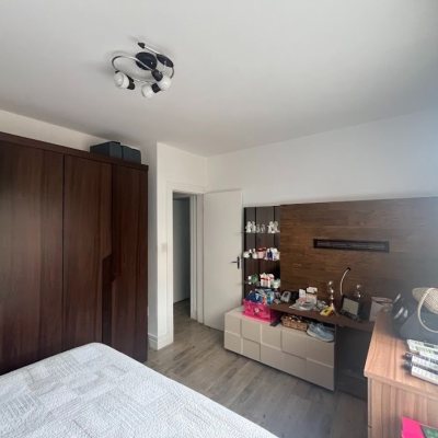 Casa Residencial com 217m², 3 quartos, 1 suíte, 4 garagens, no bairro Parque São Jorge em Florianópolis