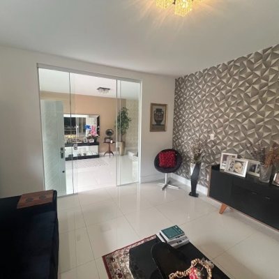 Casa Residencial com 217m², 3 quartos, 1 suíte, 4 garagens, no bairro Parque São Jorge em Florianópolis