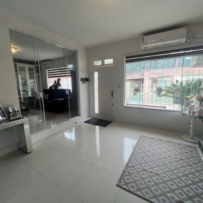 Casa Residencial com 217m², 3 quartos, 1 suíte, 4 garagens, no bairro Parque São Jorge em Florianópolis