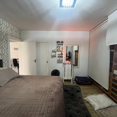 Casa Residencial com 217m², 3 quartos, 1 suíte, 4 garagens, no bairro Parque São Jorge em Florianópolis