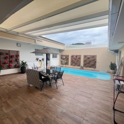 Casa Residencial com 217m², 3 quartos, 1 suíte, 4 garagens, no bairro Parque São Jorge em Florianópolis