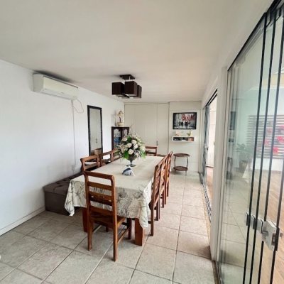 Casa Residencial com 217m², 3 quartos, 1 suíte, 4 garagens, no bairro Parque São Jorge em Florianópolis