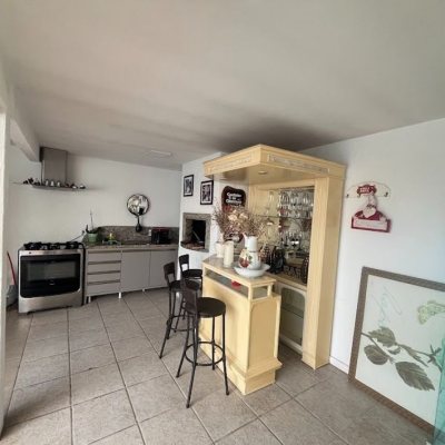 Casa Residencial com 217m², 3 quartos, 1 suíte, 4 garagens, no bairro Parque São Jorge em Florianópolis