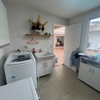 Casa Residencial com 217m², 3 quartos, 1 suíte, 4 garagens, no bairro Parque São Jorge em Florianópolis