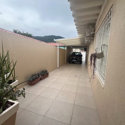 Casa Residencial com 217m², 3 quartos, 1 suíte, 4 garagens, no bairro Parque São Jorge em Florianópolis