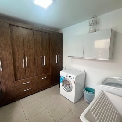 Casa Residencial com 217m², 3 quartos, 1 suíte, 4 garagens, no bairro Parque São Jorge em Florianópolis