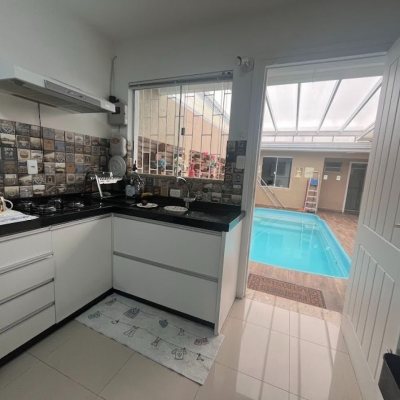 Casa Residencial com 217m², 3 quartos, 1 suíte, 4 garagens, no bairro Parque São Jorge em Florianópolis