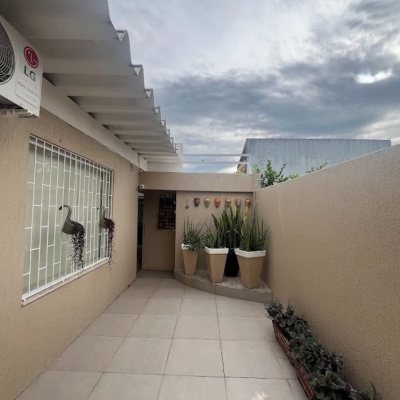 Casa Residencial com 217m², 3 quartos, 1 suíte, 4 garagens, no bairro Parque São Jorge em Florianópolis