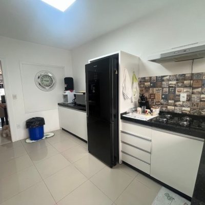 Casa Residencial com 217m², 3 quartos, 1 suíte, 4 garagens, no bairro Parque São Jorge em Florianópolis