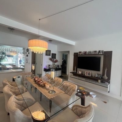 Casa Residencial com 217m², 3 quartos, 1 suíte, 4 garagens, no bairro Parque São Jorge em Florianópolis