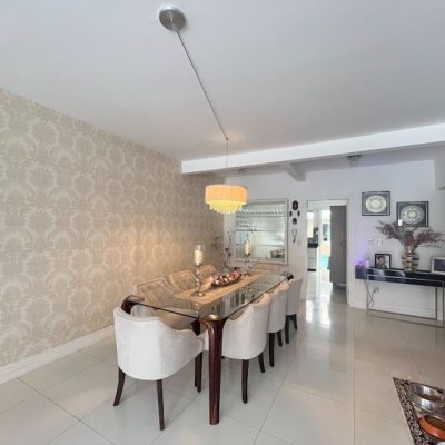 Casa Residencial com 217m², 3 quartos, 1 suíte, 4 garagens, no bairro Parque São Jorge em Florianópolis