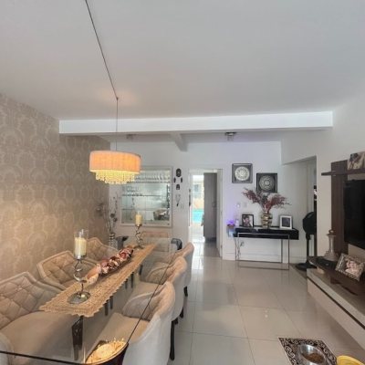 Casa Residencial com 217m², 3 quartos, 1 suíte, 4 garagens, no bairro Parque São Jorge em Florianópolis