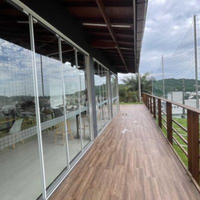 Casa em Condomínio com 277m², 3 quartos, 2 suítes, 3 garagens, no bairro Cachoeira Do Bom Jesus em Florianópolis