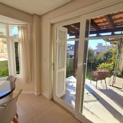 Casa em Condomínio com 277m², 3 quartos, 2 suítes, 3 garagens, no bairro Cachoeira Do Bom Jesus em Florianópolis