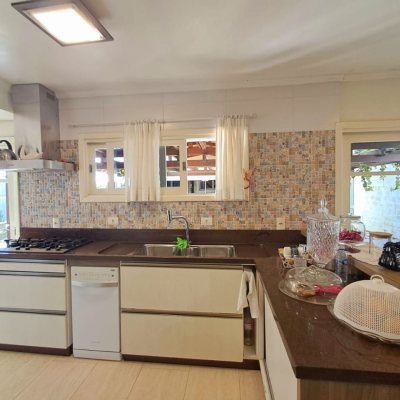 Casa em Condomínio com 277m², 3 quartos, 2 suítes, 3 garagens, no bairro Cachoeira Do Bom Jesus em Florianópolis