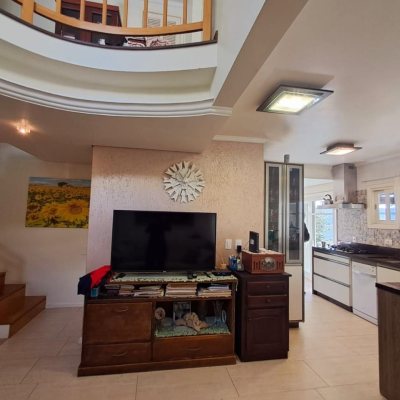 Casa em Condomínio com 277m², 3 quartos, 2 suítes, 3 garagens, no bairro Cachoeira Do Bom Jesus em Florianópolis