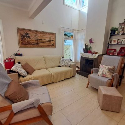 Casa em Condomínio com 277m², 3 quartos, 2 suítes, 3 garagens, no bairro Cachoeira Do Bom Jesus em Florianópolis