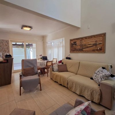 Casa em Condomínio com 277m², 3 quartos, 2 suítes, 3 garagens, no bairro Cachoeira Do Bom Jesus em Florianópolis