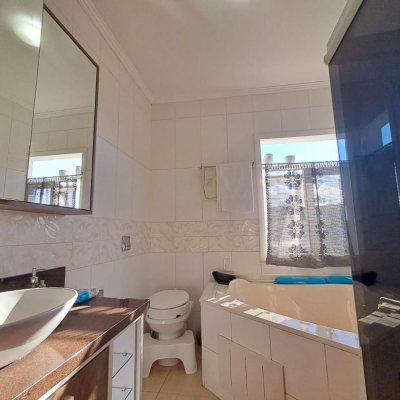 Casa em Condomínio com 277m², 3 quartos, 2 suítes, 3 garagens, no bairro Cachoeira Do Bom Jesus em Florianópolis