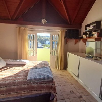 Casa em Condomínio com 277m², 3 quartos, 2 suítes, 3 garagens, no bairro Cachoeira Do Bom Jesus em Florianópolis