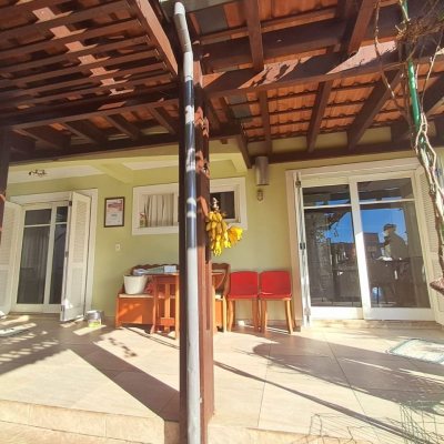 Casa em Condomínio com 277m², 3 quartos, 2 suítes, 3 garagens, no bairro Cachoeira Do Bom Jesus em Florianópolis