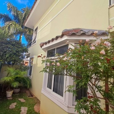 Casa em Condomínio com 277m², 3 quartos, 2 suítes, 3 garagens, no bairro Cachoeira Do Bom Jesus em Florianópolis