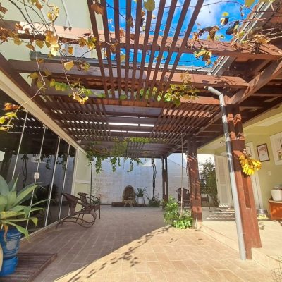 Casa em Condomínio com 277m², 3 quartos, 2 suítes, 3 garagens, no bairro Cachoeira Do Bom Jesus em Florianópolis