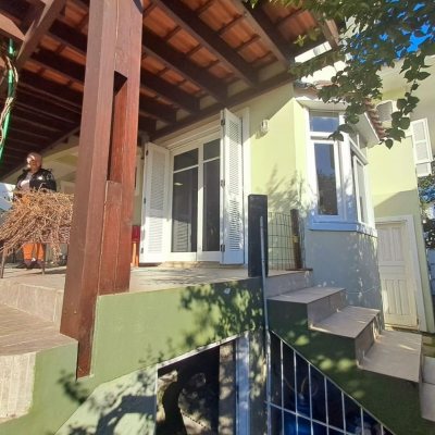 Casa em Condomínio com 277m², 3 quartos, 2 suítes, 3 garagens, no bairro Cachoeira Do Bom Jesus em Florianópolis
