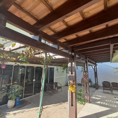 Casa em Condomínio com 277m², 3 quartos, 2 suítes, 3 garagens, no bairro Cachoeira Do Bom Jesus em Florianópolis