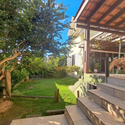 Casa em Condomínio com 277m², 3 quartos, 2 suítes, 3 garagens, no bairro Cachoeira Do Bom Jesus em Florianópolis